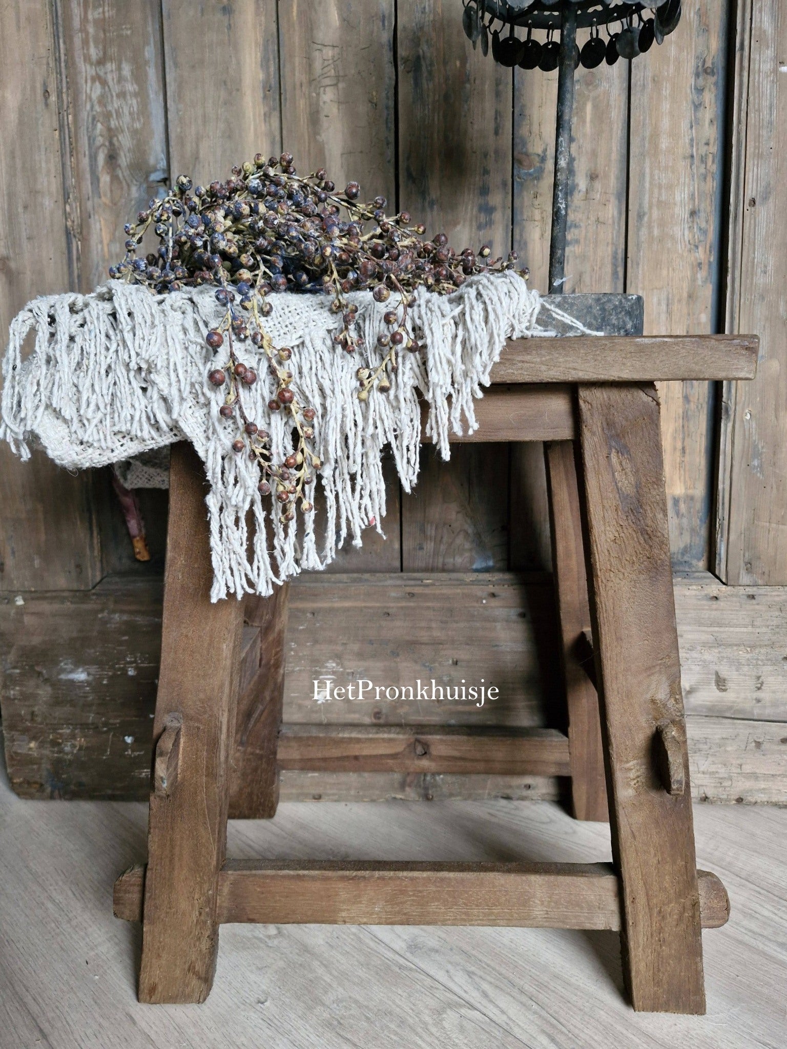 Stoere houten kruk