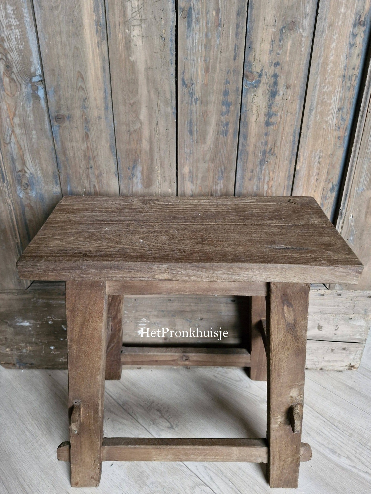 Stoere houten kruk