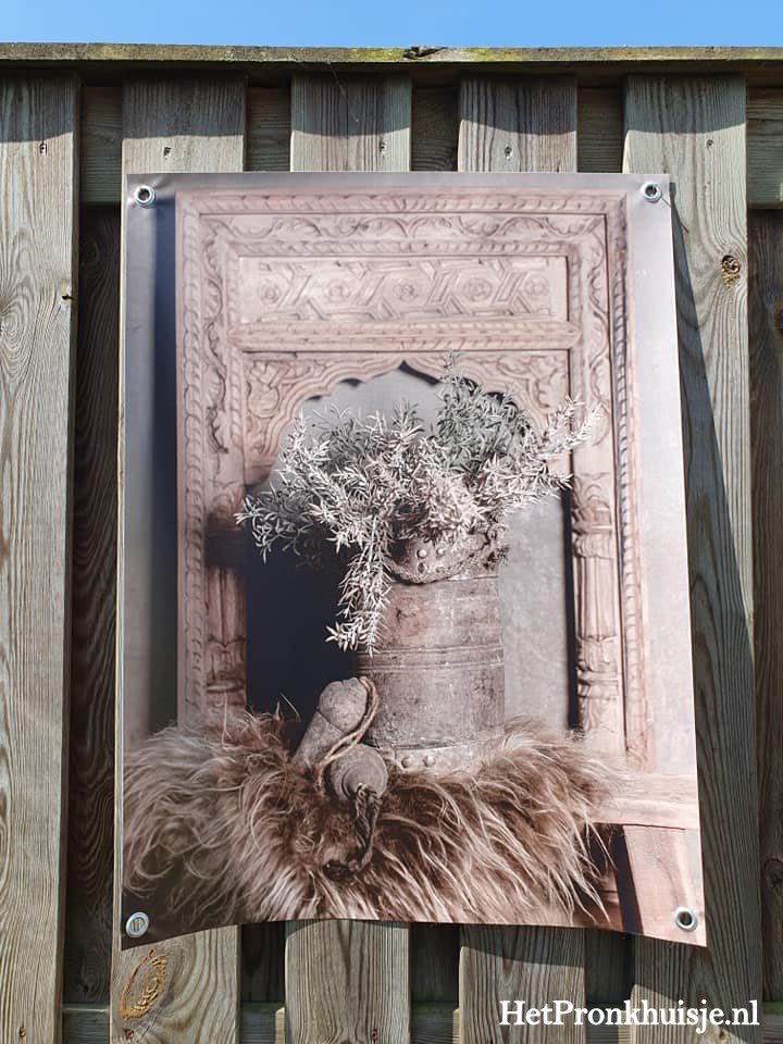 Tuinposter. Raam met decoratie