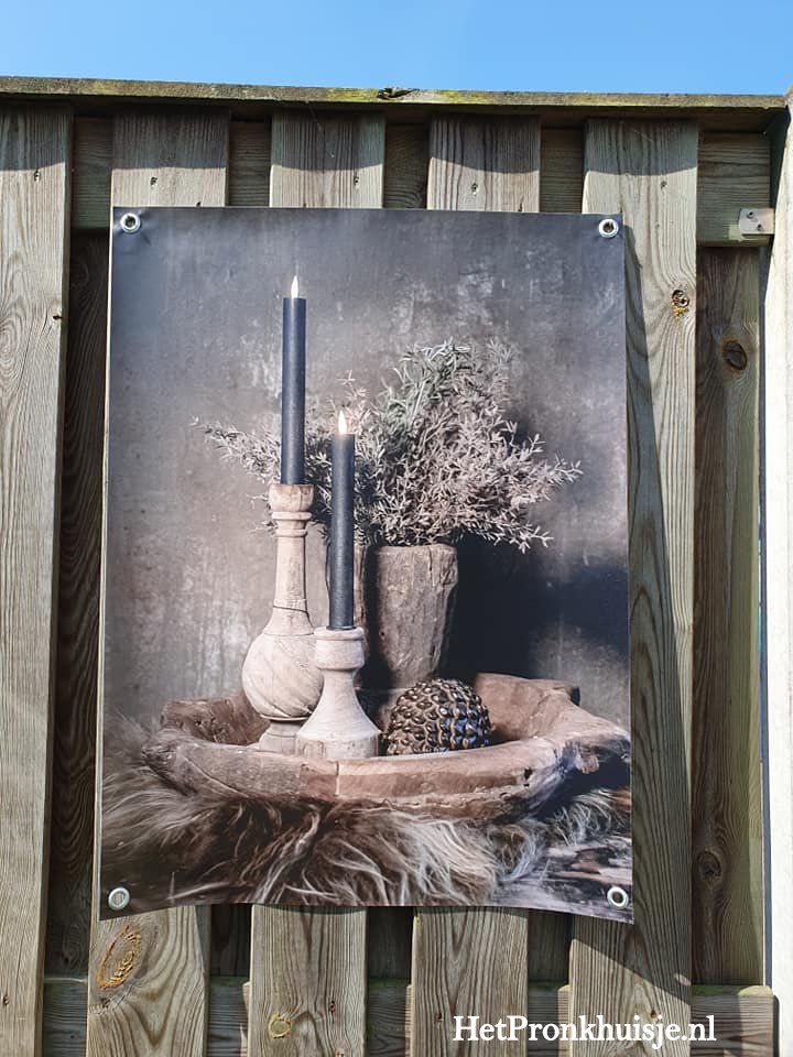 Tuinposter. Schaal met decoratie