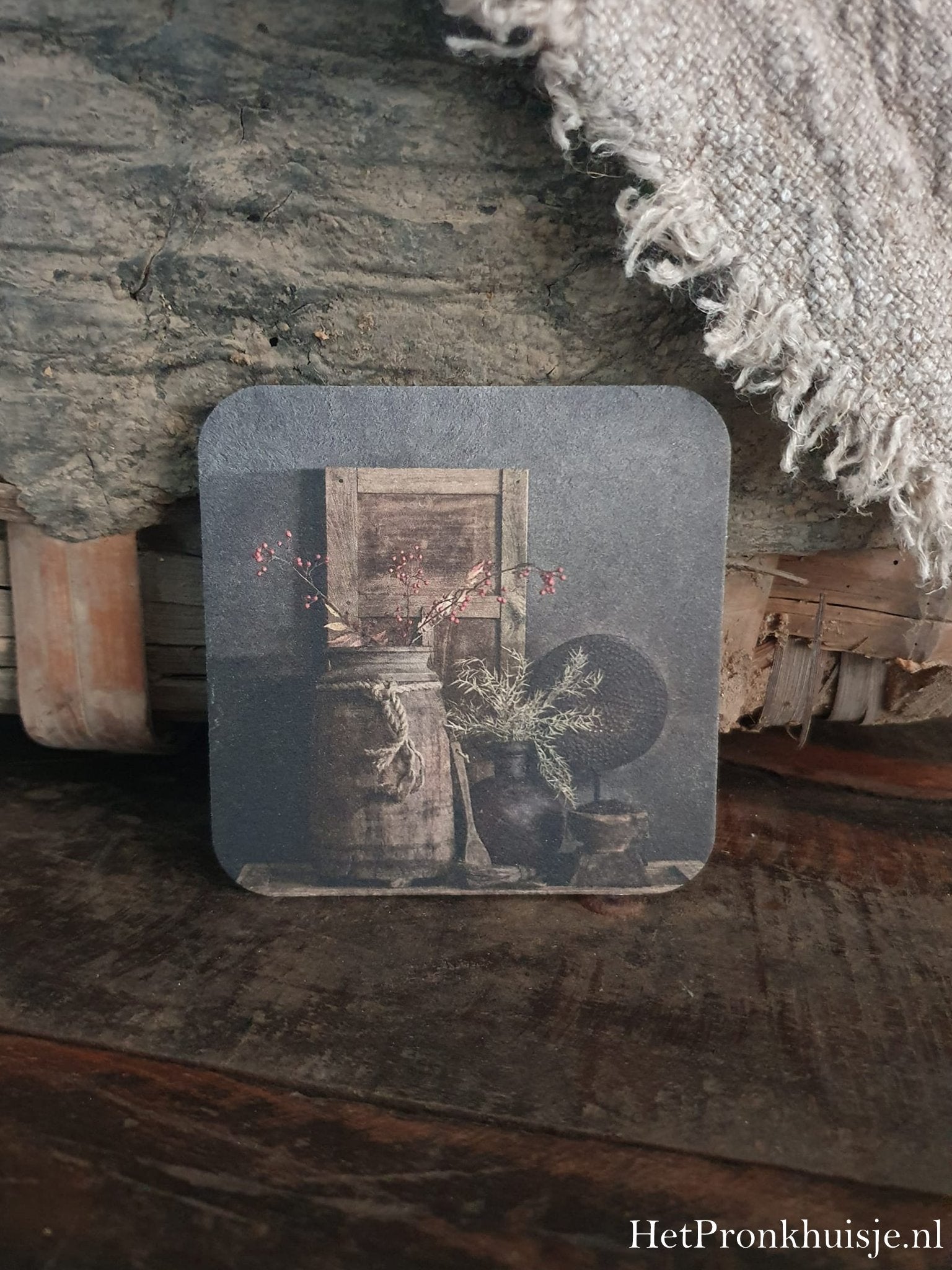 Viltje. Houten luik met decoratie