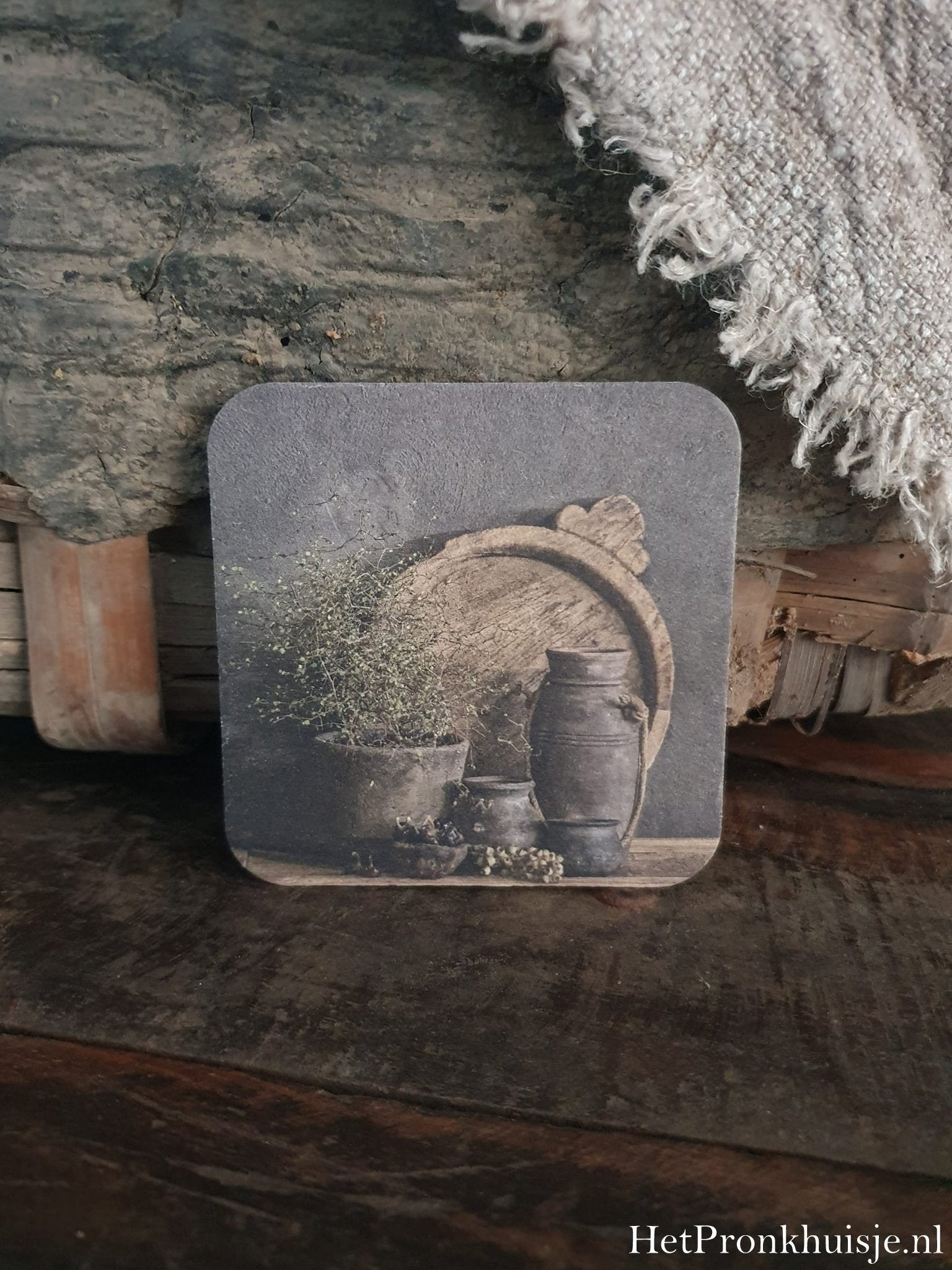 Viltje. Houten schaal met potten