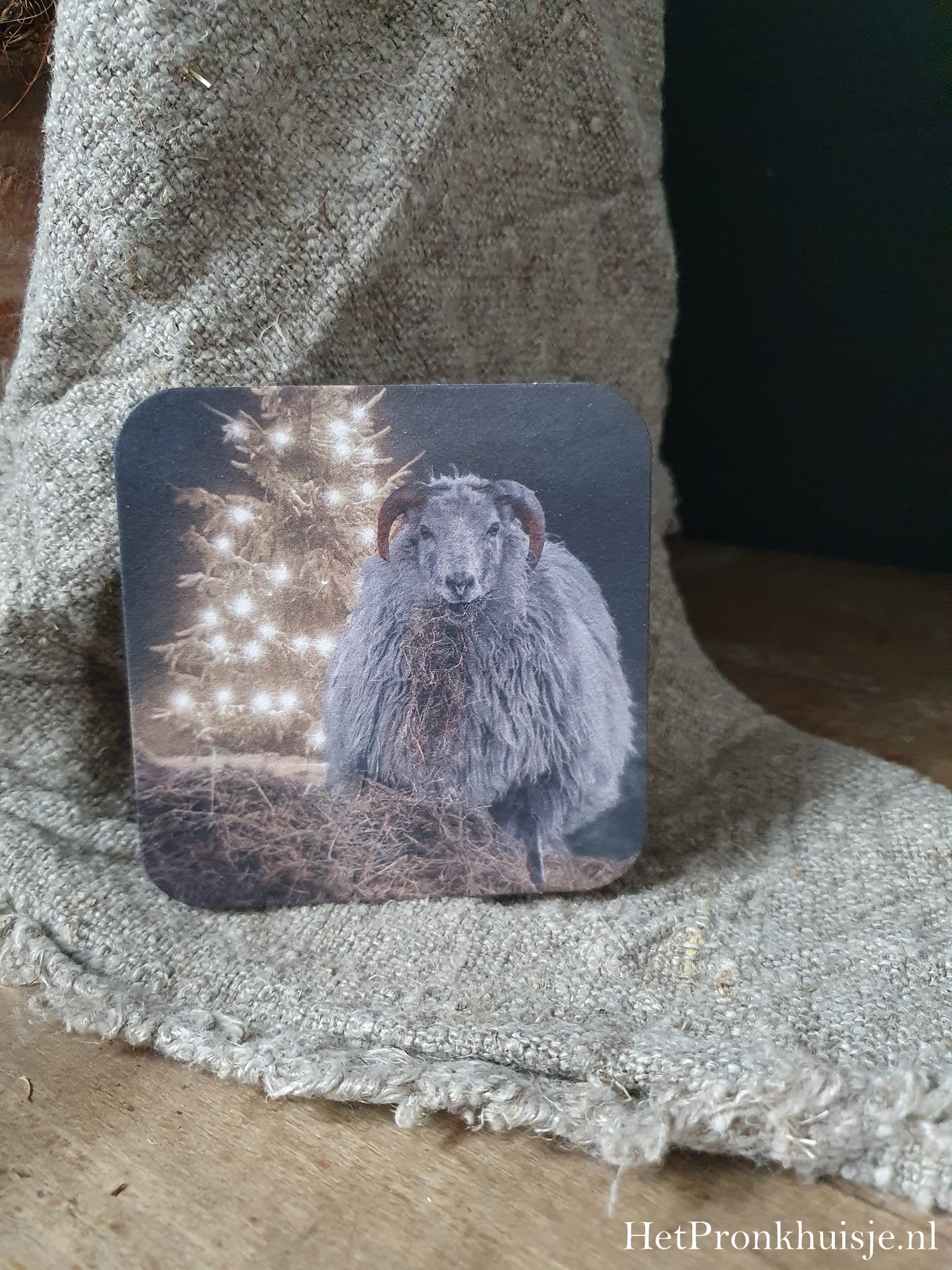 Viltje. Schaap bij kerstboom