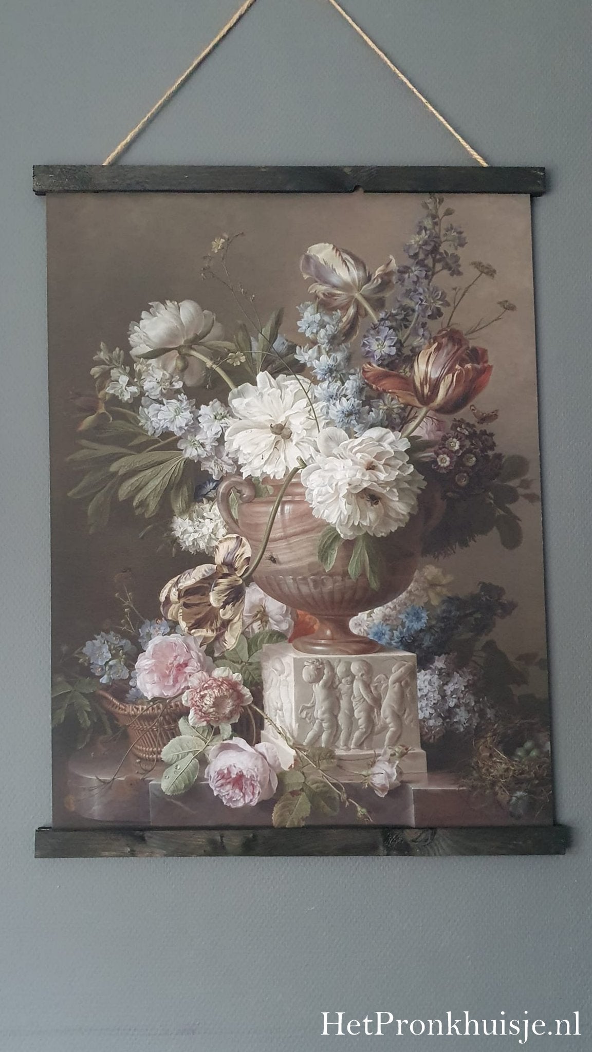 Wanddoek. Bokaal met bloemen