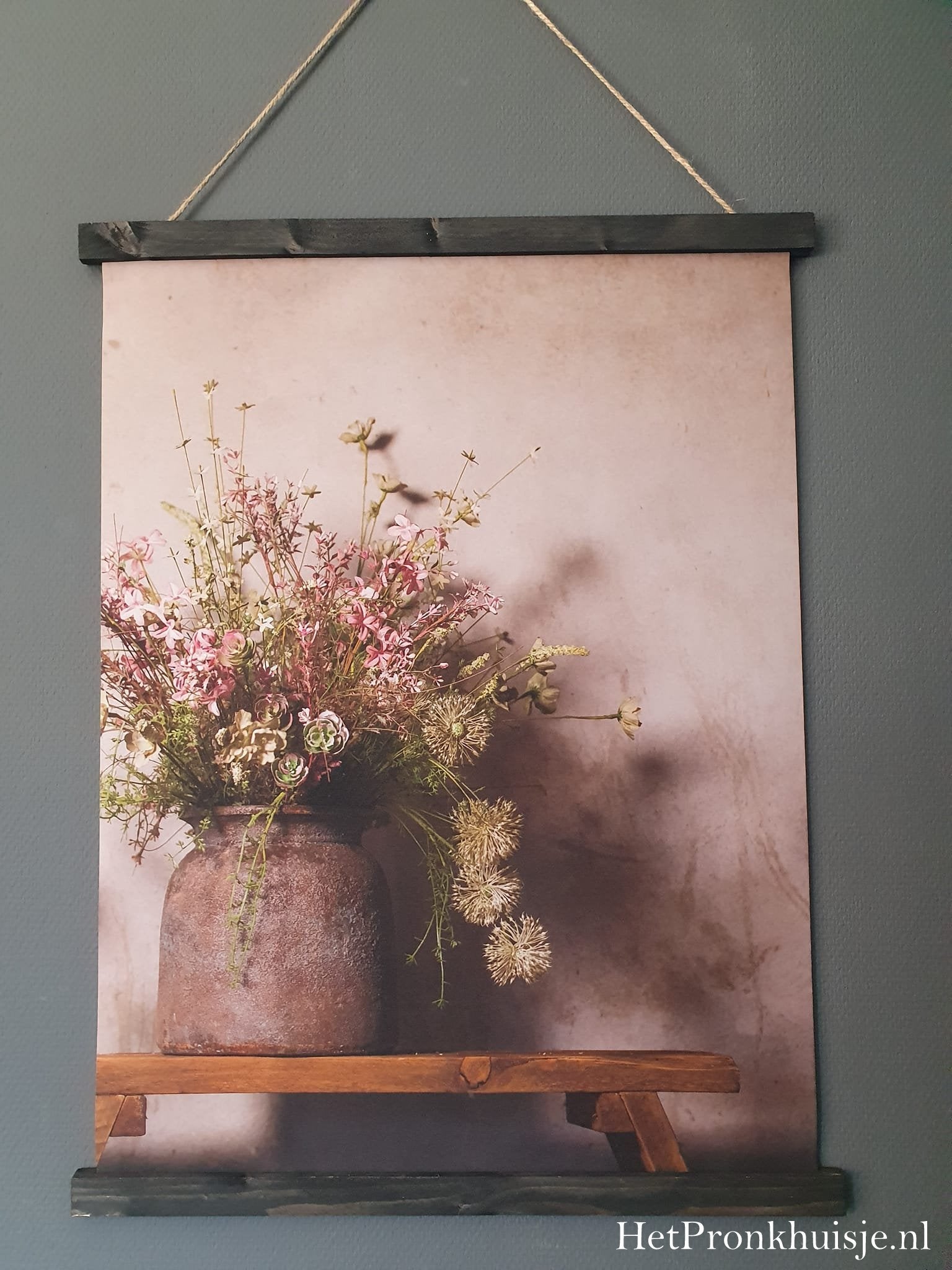 Wanddoek. Bos bloemen op krukje. 60x80