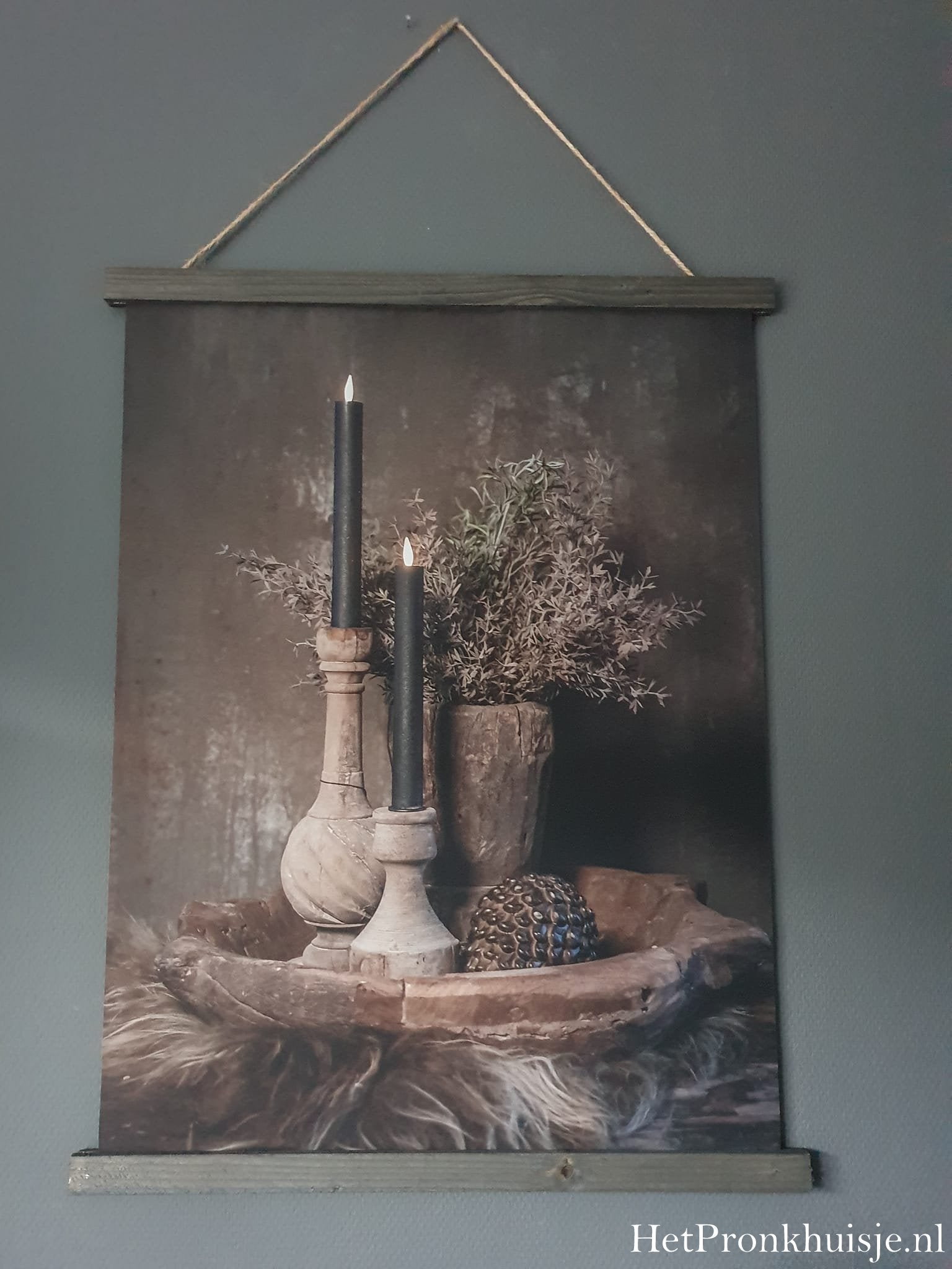 Wanddoek. Kandelaren in schaal.