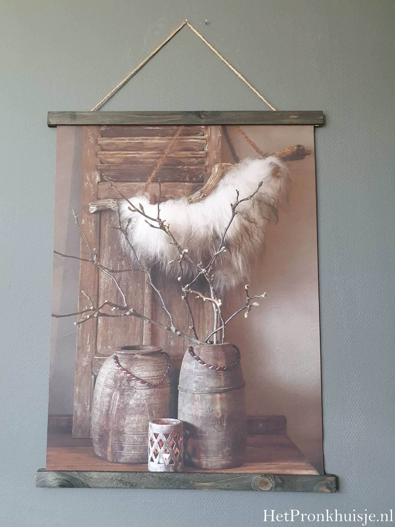 Wanddoek. Luik met Nepalese vazen.