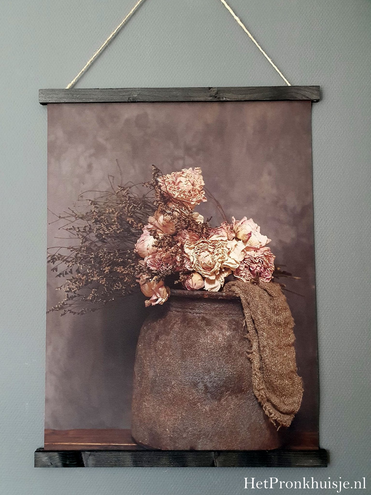 Wanddoek. Pot gedroogde bloemen.