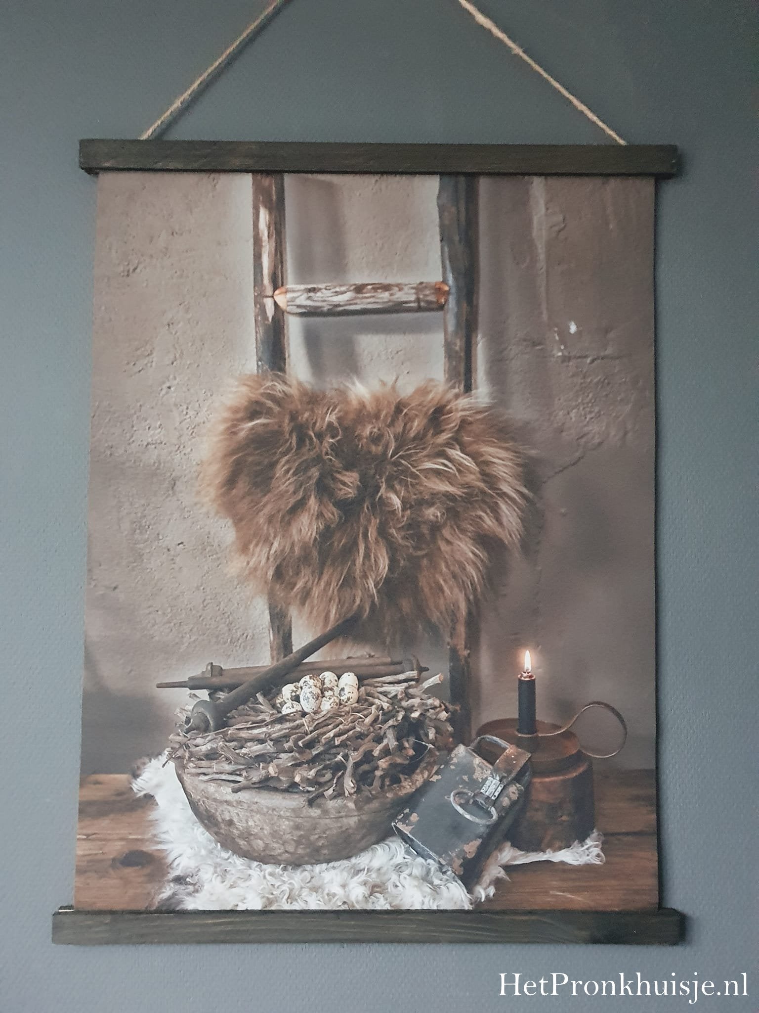 Wanddoek. Vachtje aan ladder