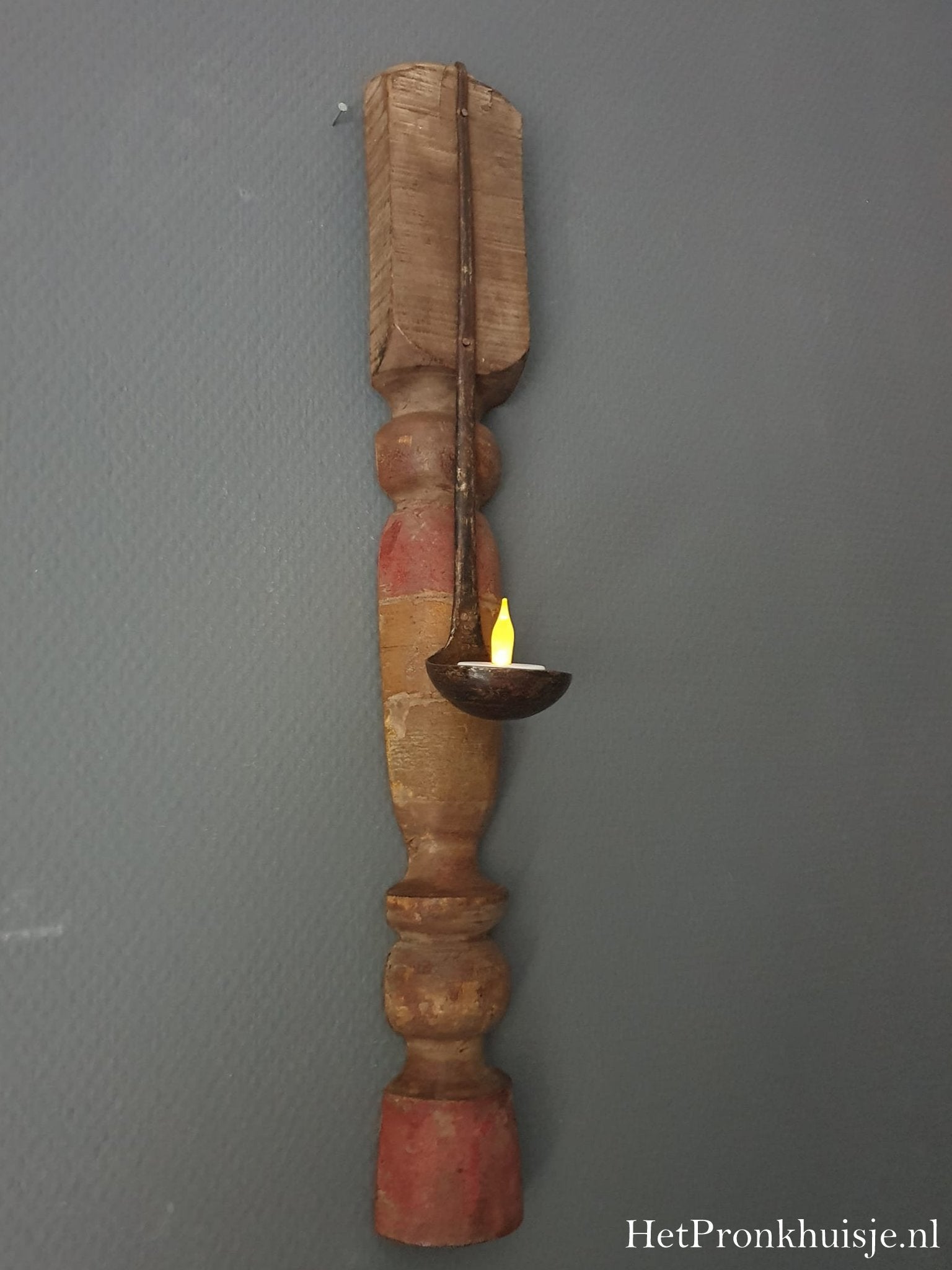 Wandkandelaar met lepel.