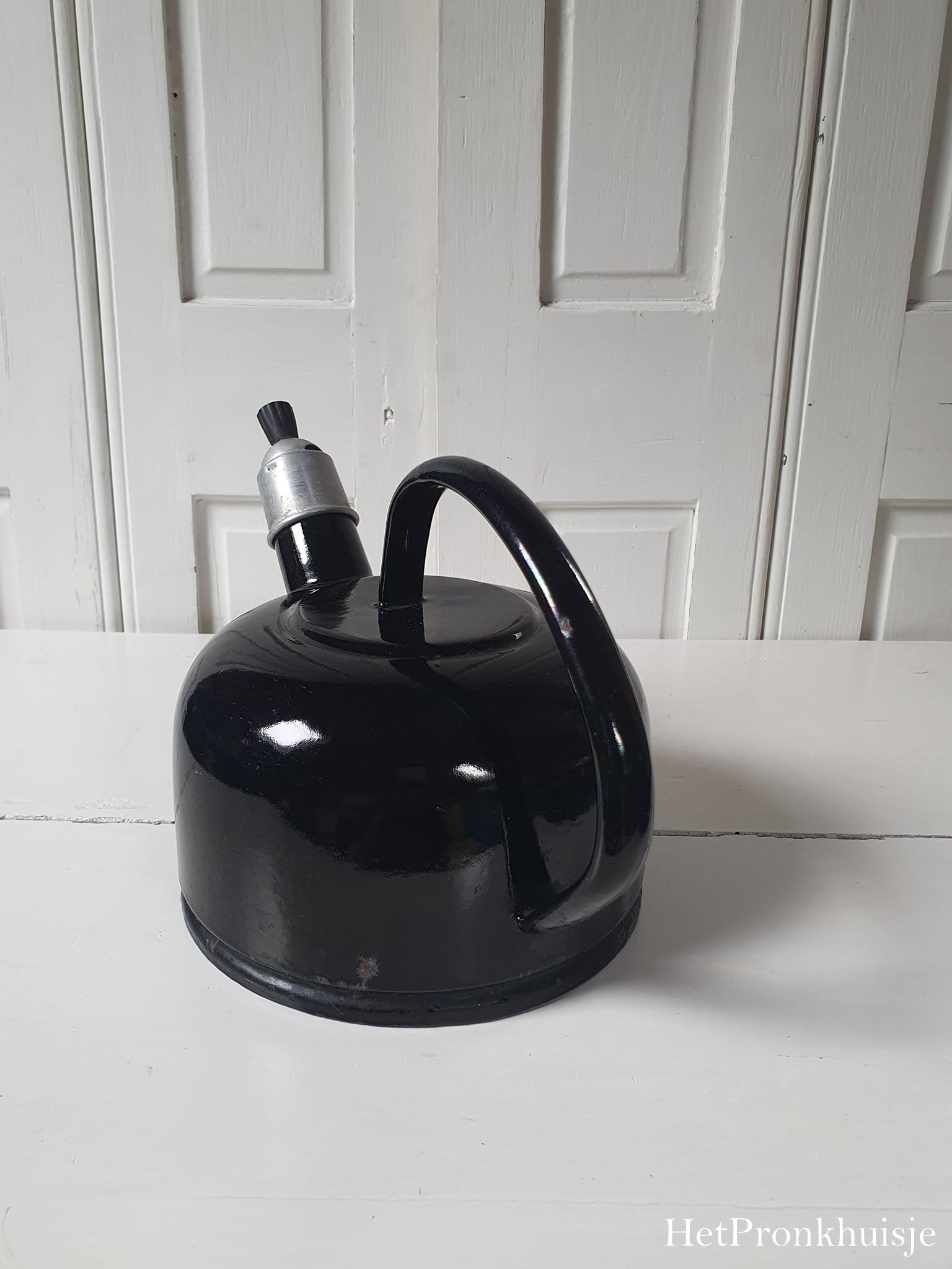 Zwart emaille fluitketel