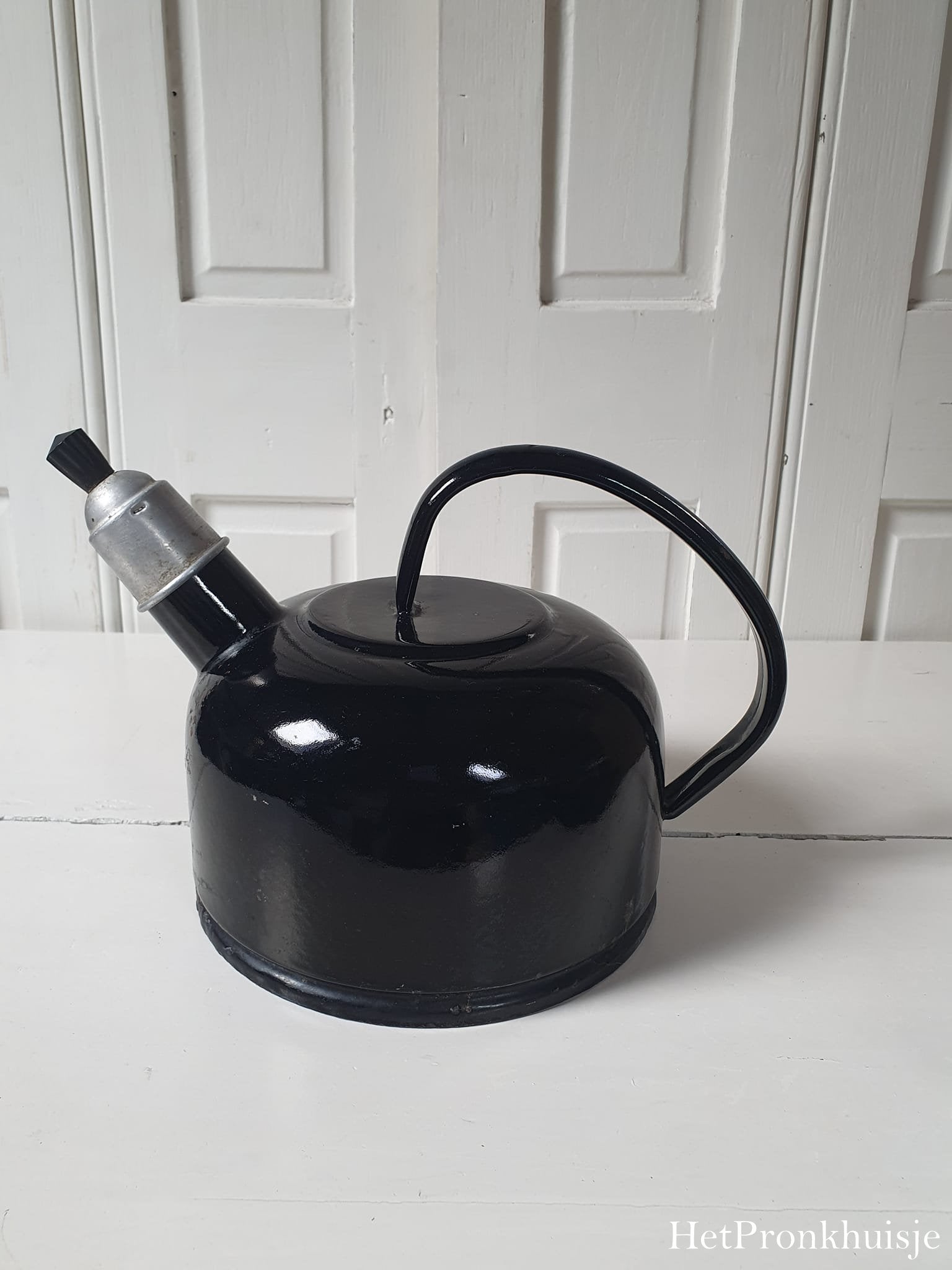 Zwart emaille fluitketel