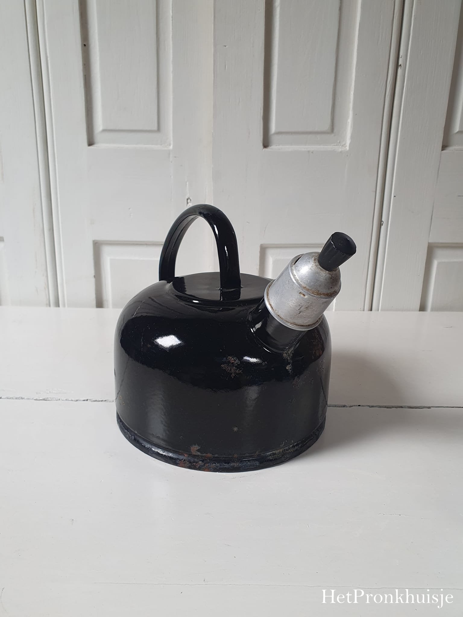 Zwart emaille fluitketel