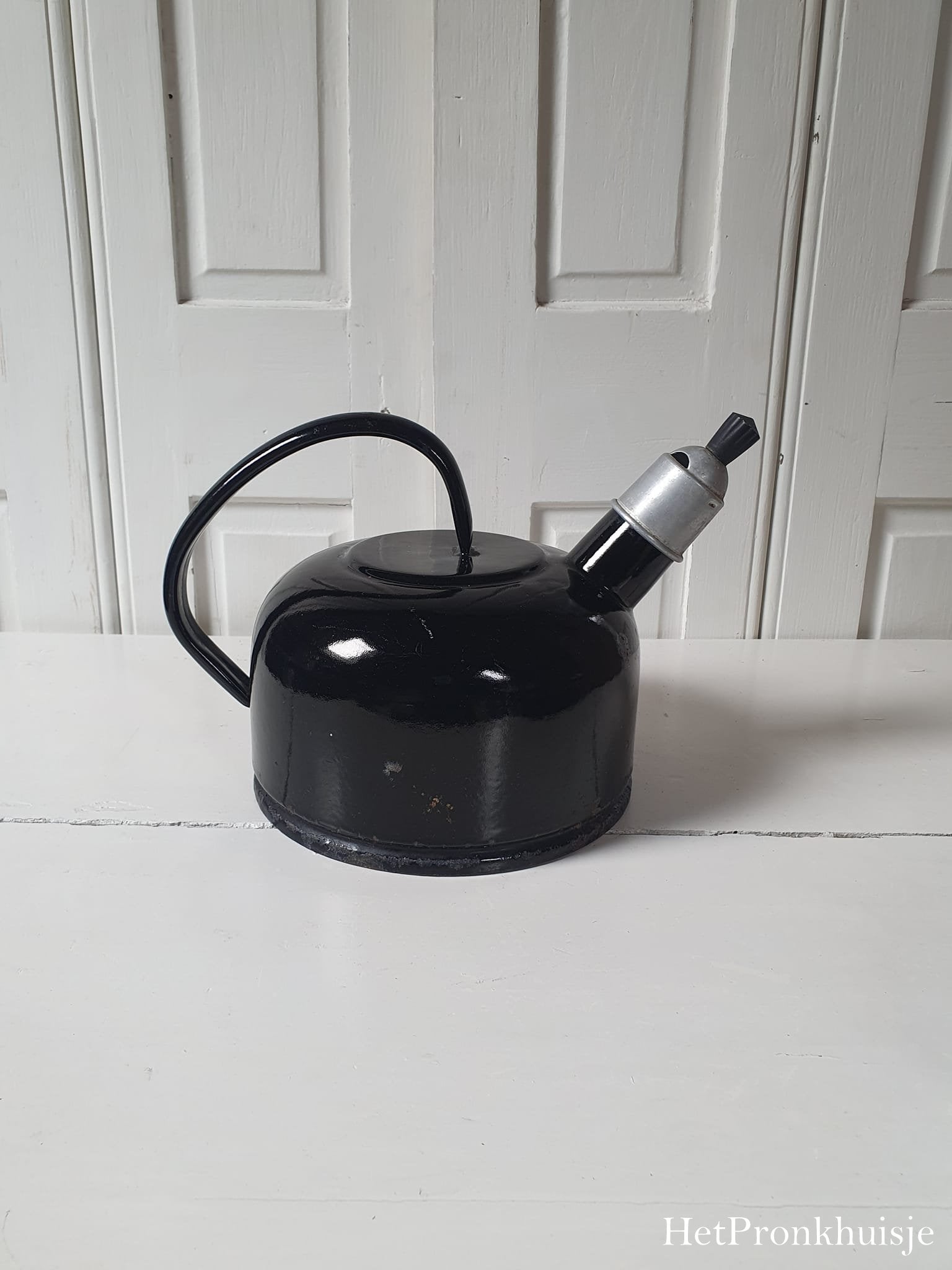 Zwart emaille fluitketel