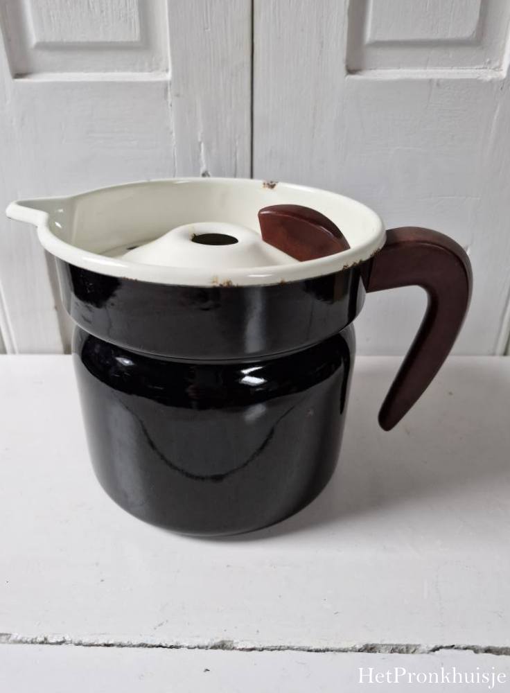 Zwart emaille melkkoker