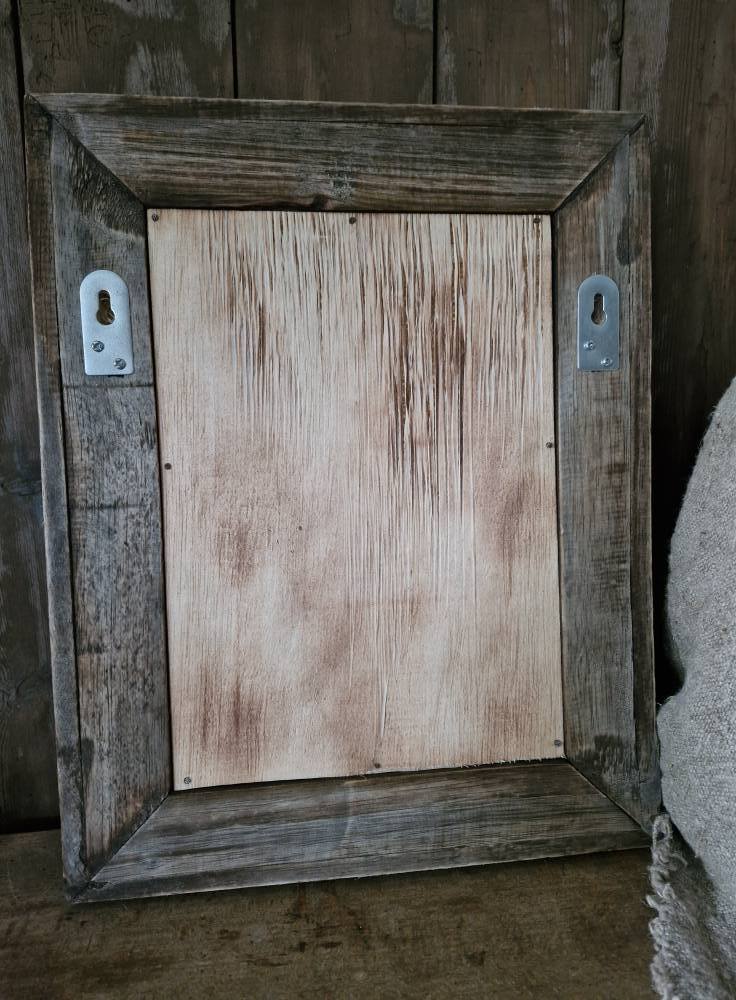 Ornament op voet in houten lijst