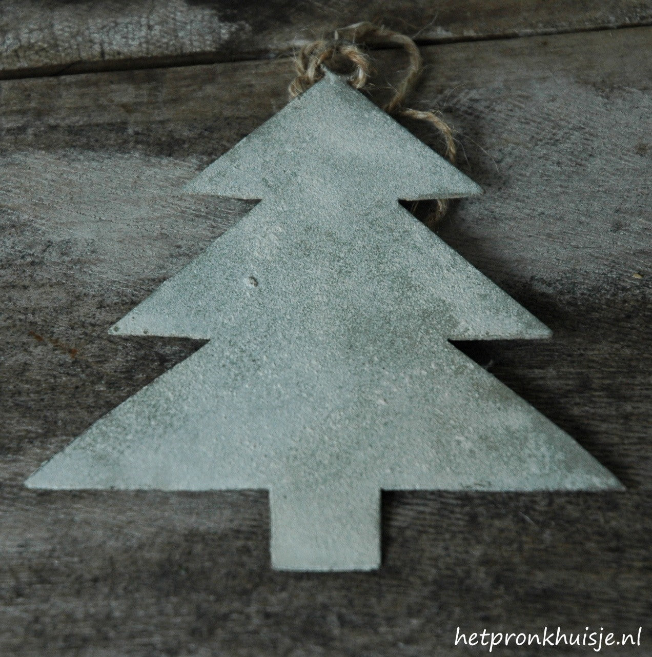 Kerst hanger aan touw. Cement